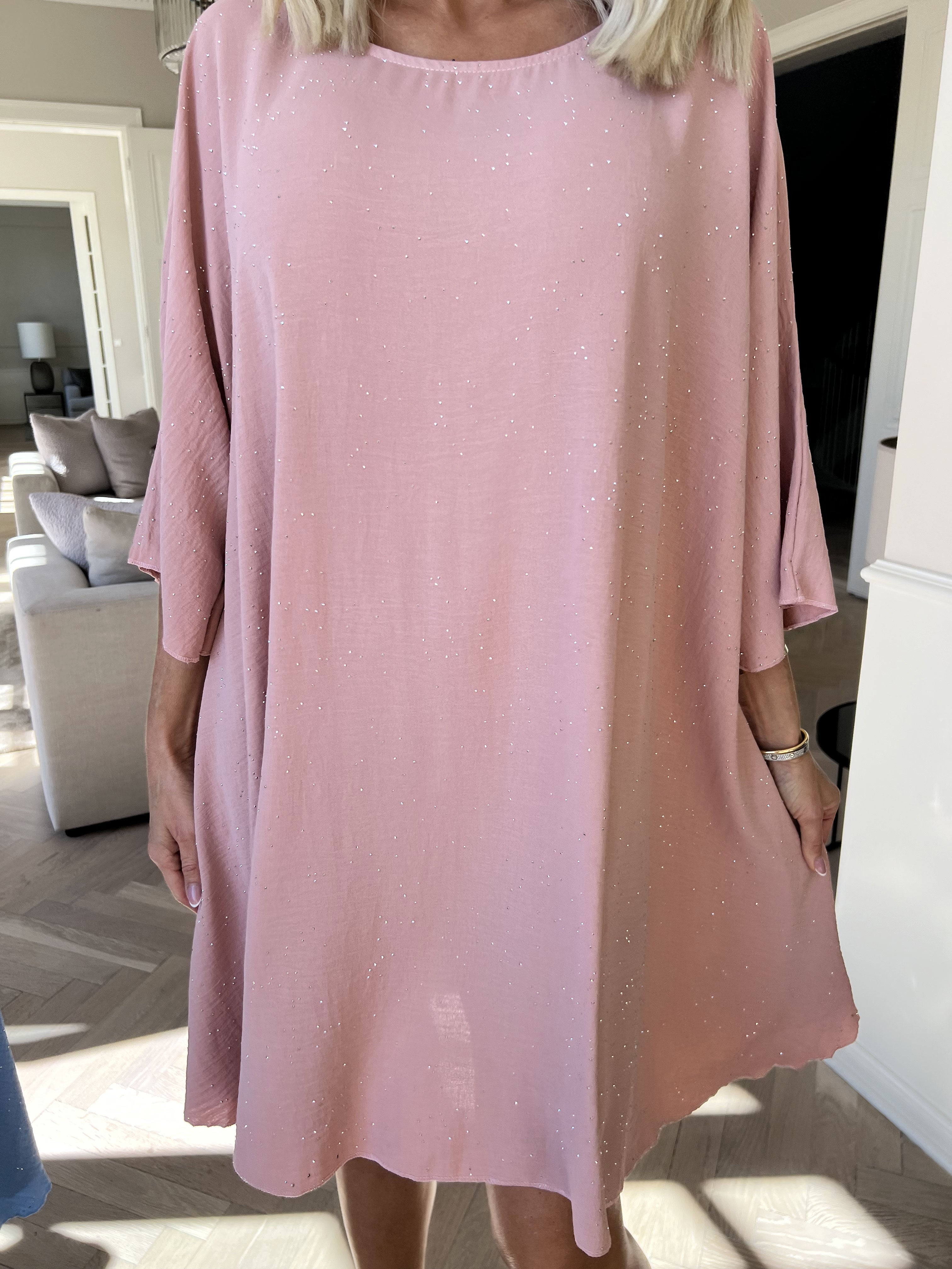 Johanne - Fin enfärgad klänning utsmyckad med fuskpäls